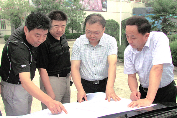 六安市委常委、束學(xué)龍副市長來集團(tuán)督查“退城進(jìn)園”工作。