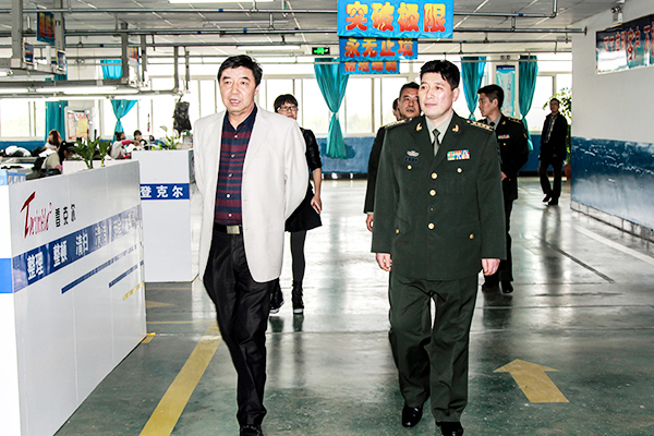 中國人民解放軍東北軍用物資采購局長賈潤峰來集團(tuán)考察調(diào)研