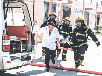 醫(yī)生、消防官兵在消防演練中抬擔(dān)架救助傷患
