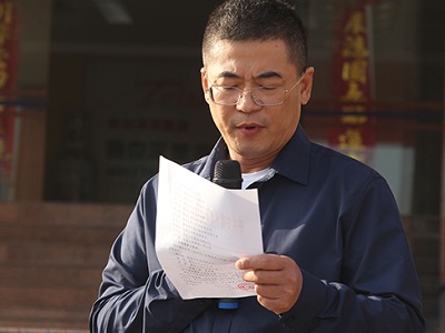 安徽星星集團(tuán)舉行迎國慶升國旗活動(dòng)-陸峰宣讀2019年度黨員和黨支部表彰文件