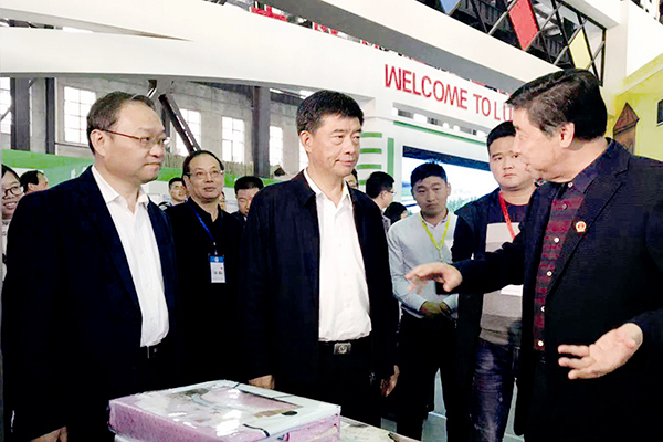 安徽省委常委、六安市委孫云飛書記在全市工業(yè)品展銷會(huì)上駐足察看公司產(chǎn)品-